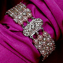 a beautiful vintage costume jewelry bracelet unsigned