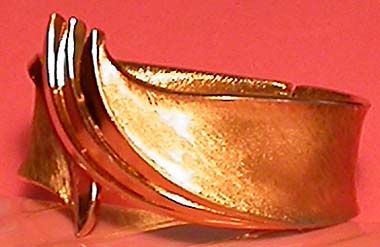 a beautiful vintage costume jewelry Crown Trifari vintage bracelet