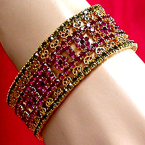 a beautiful vintage costume jewelry bracelet unsigned