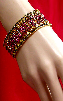 a beautiful vintage costume jewelry bracelet unsigned