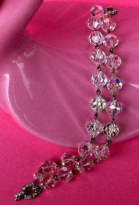 a beautiful vintage costume jewelry bracelet unsigned