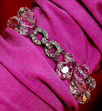 a beautiful vintage costume jewelry bracelet unsigned