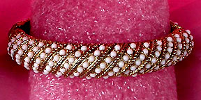 a beautiful vintage costume jewelry bracelet unsigned