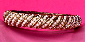 a beautiful vintage costume jewelry bracelet unsigned