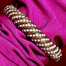 a beautiful vintage costume jewelry bracelet unsigned