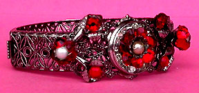 a beautiful vintage costume jewelry bracelet unsigned