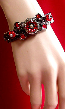 a beautiful vintage costume jewelry bracelet unsigned
