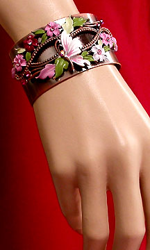 a beautiful vintage costume jewelry bracelet unsigned