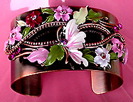 a beautiful vintage costume jewelry bracelet Unsigned