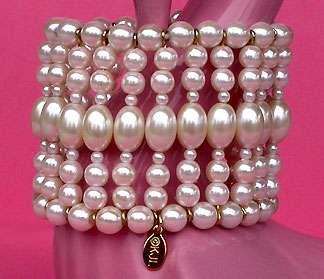 a beautiful vintage costume jewelry bracelet unsigned
