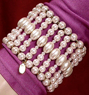 a beautiful vintage costume jewelry bracelet unsigned