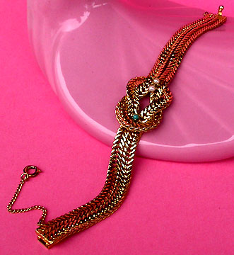 a beautiful vintage costume jewelry bracelet unsigned