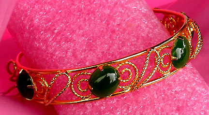 a beautiful vintage costume jewelry bracelet unsigned