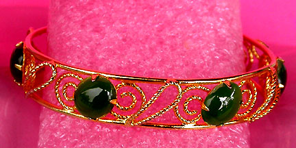 a beautiful vintage costume jewelry bracelet unsigned