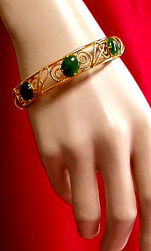 a beautiful vintage costume jewelry bracelet unsigned