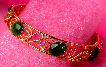 a beautiful vintage costume jewelry bracelet unsigned