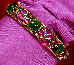 a beautiful vintage costume jewelry bracelet unsigned
