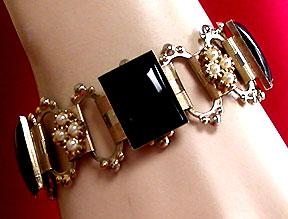 a beautiful vintage costume jewelry bracelet unsigned