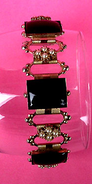 a beautiful vintage costume jewelry bracelet unsigned
