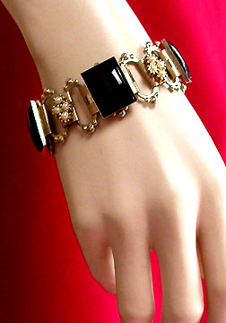 a beautiful vintage costume jewelry bracelet unsigned