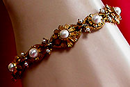 a beautiful vintage costume jewelry crystal rhinestone bracelet