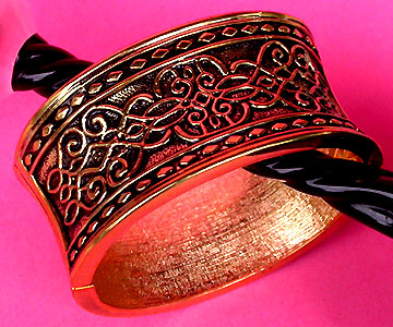 a beautiful vintage costume jewelry bracelet unsigned