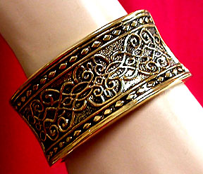 a beautiful vintage costume jewelry bracelet unsigned