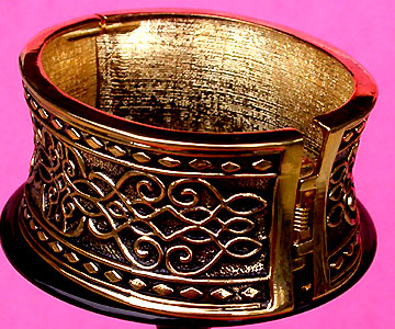 a beautiful vintage costume jewelry bracelet unsigned