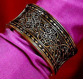 a beautiful vintage costume jewelry bracelet unsigned