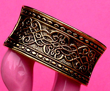 a beautiful vintage costume jewelry bracelet unsigned