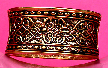 a beautiful vintage costume jewelry bracelet unsigned