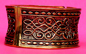 a beautiful vintage costume jewelry bracelet unsigned