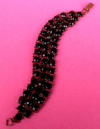 a beautiful vintage costume jewelry bracelet unsigned