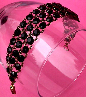a beautiful vintage costume jewelry bracelet unsigned