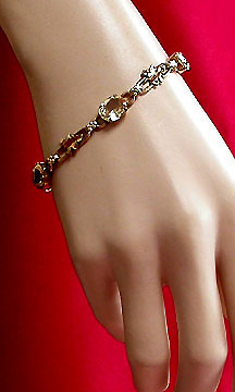 a beautiful vintage costume jewelry bracelet unsigned