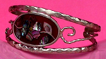 a beautiful vintage costume jewelry bracelet unsigned