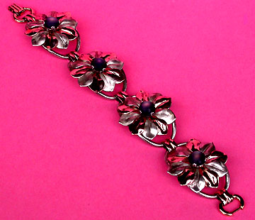 a beautiful vintage costume jewelry bracelet unsigned