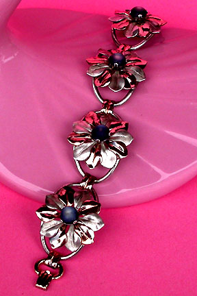a beautiful vintage costume jewelry bracelet unsigned