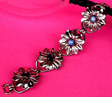 a beautiful vintage costume jewelry bracelet unsigned