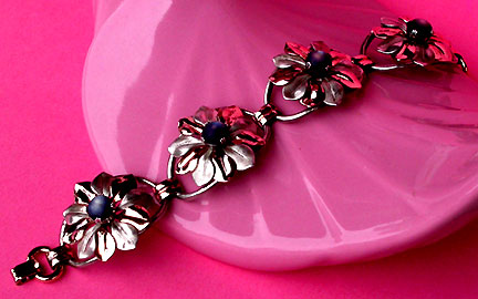 a beautiful vintage costume jewelry bracelet unsigned