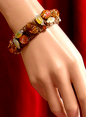 a beautiful vintage costume jewelry bracelet unsigned