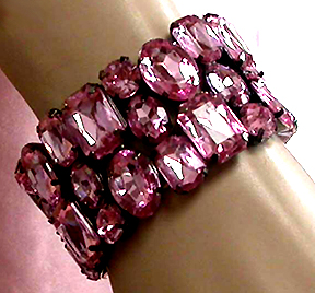 a beautiful vintage costume jewelry bracelet unsigned