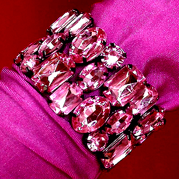 a beautiful vintage costume jewelry bracelet unsigned
