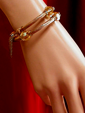 a beautiful vintage costume jewelry bracelet unsigned