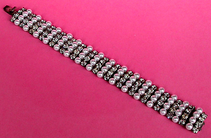 a beautiful vintage costume jewelry bracelet unsigned