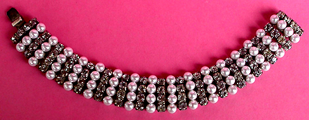 a beautiful vintage costume jewelry bracelet unsigned