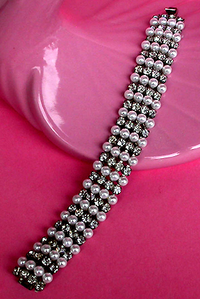 a beautiful vintage costume jewelry bracelet unsigned