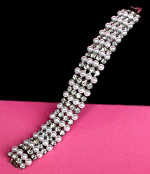 a beautiful vintage costume jewelry bracelet unsigned