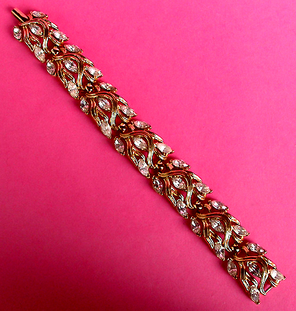 a beautiful vintage costume jewelry bracelet unsigned