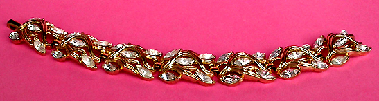 a beautiful vintage costume jewelry bracelet unsigned